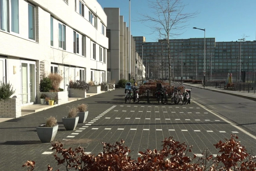 Strenge parkeernormen zorgen voor lege parkeerplaatsen bij woon- en zorgcomplexen